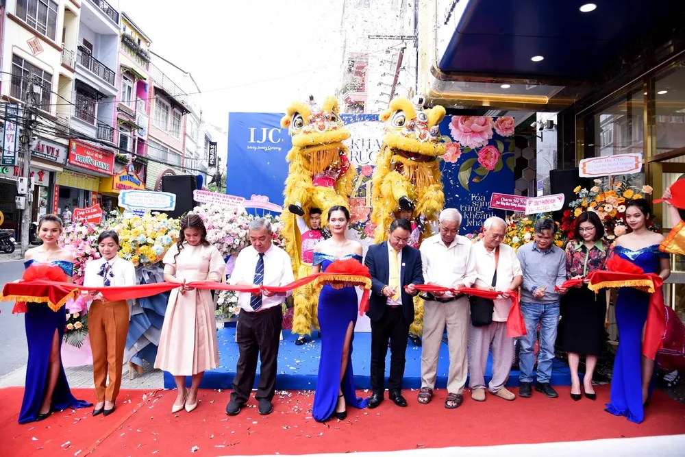 Đại diện IJC và khách mời danh dự tham gia cắt băng khai trương Đại diện IJC và khách mời danh dự tham gia cắt băng khai trương