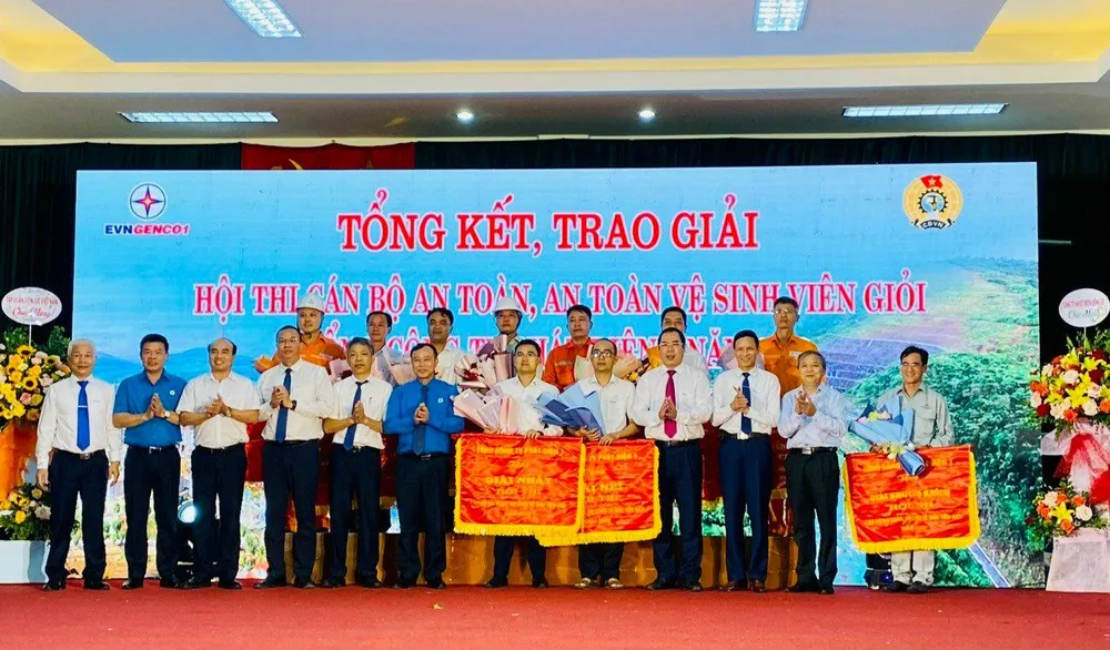 Lãnh đạo Công đoàn điện lực Việt Nam, EVNGENCO1 trao giải cho các đội tham gia Hội thi cán bộ an toàn, An toàn vệ sinh viên giỏi năm 2022.