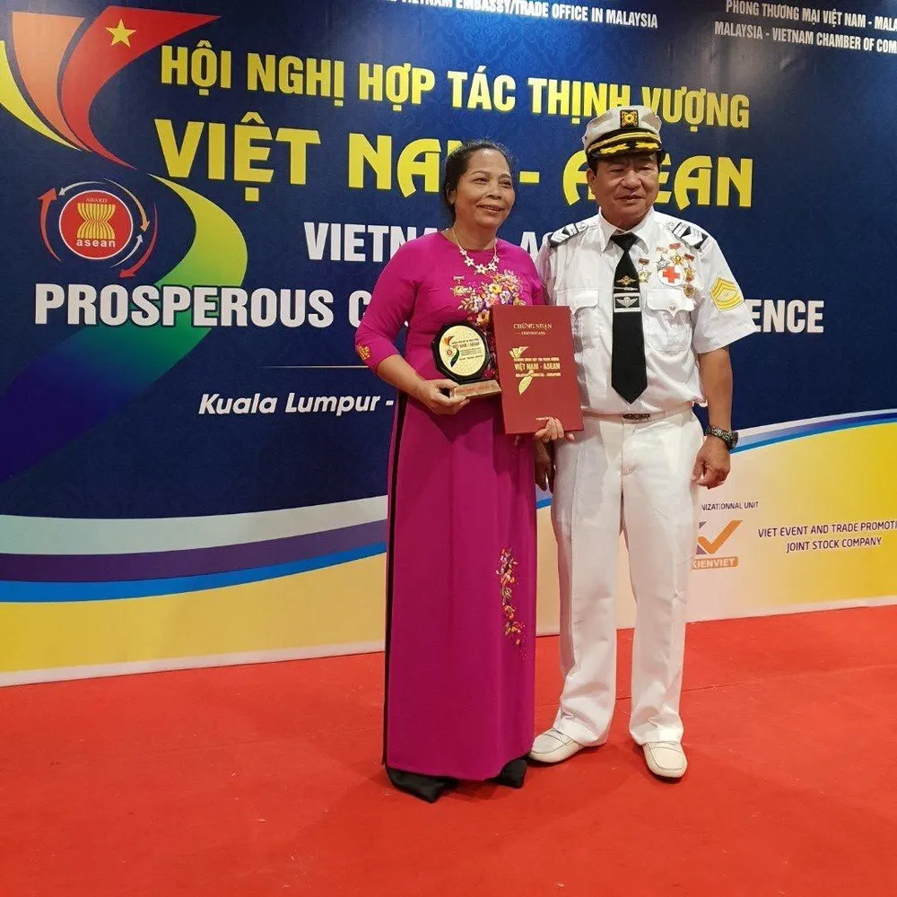 Lương y Nguyễn Thị Hội và các huy chương nhận được.