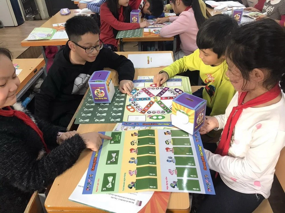 Giáo trình Cha-Ching được xây dựng trên phương pháp tích hợp “Học mà chơi - Chơi mà học” nhằm trang bị cho các con những kiến thức, khái niệm về quản lý tài chính cá nhân cũng như cách ứng dụng phù hợp trong cuộc sống hằng ngày.