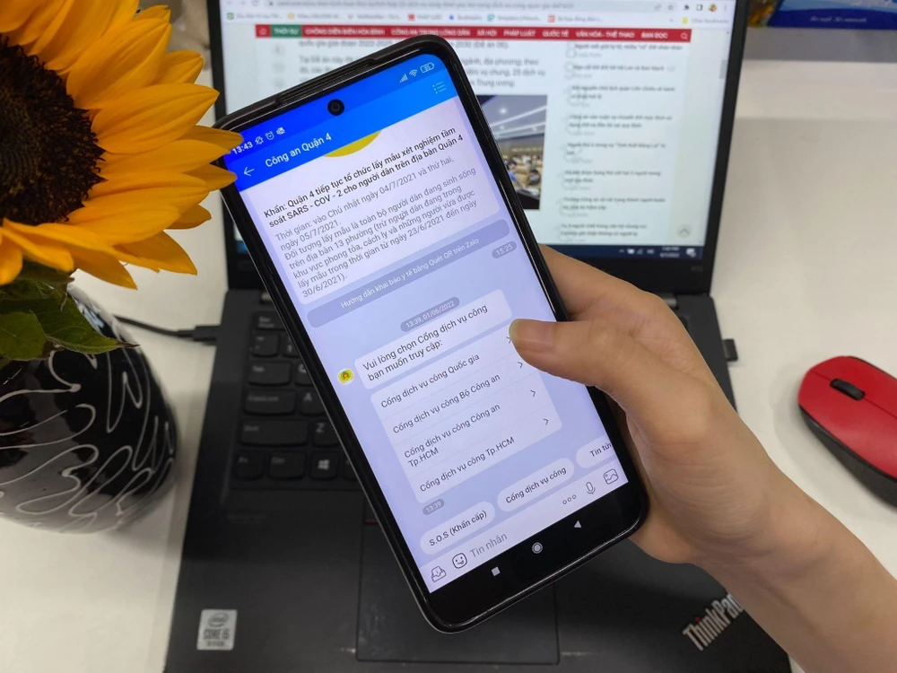 Nhiều tỉnh thành đã kết nối các cổng dịch vụ công vào tài khoản Zalo chính thức. Ảnh: Nhung Lê