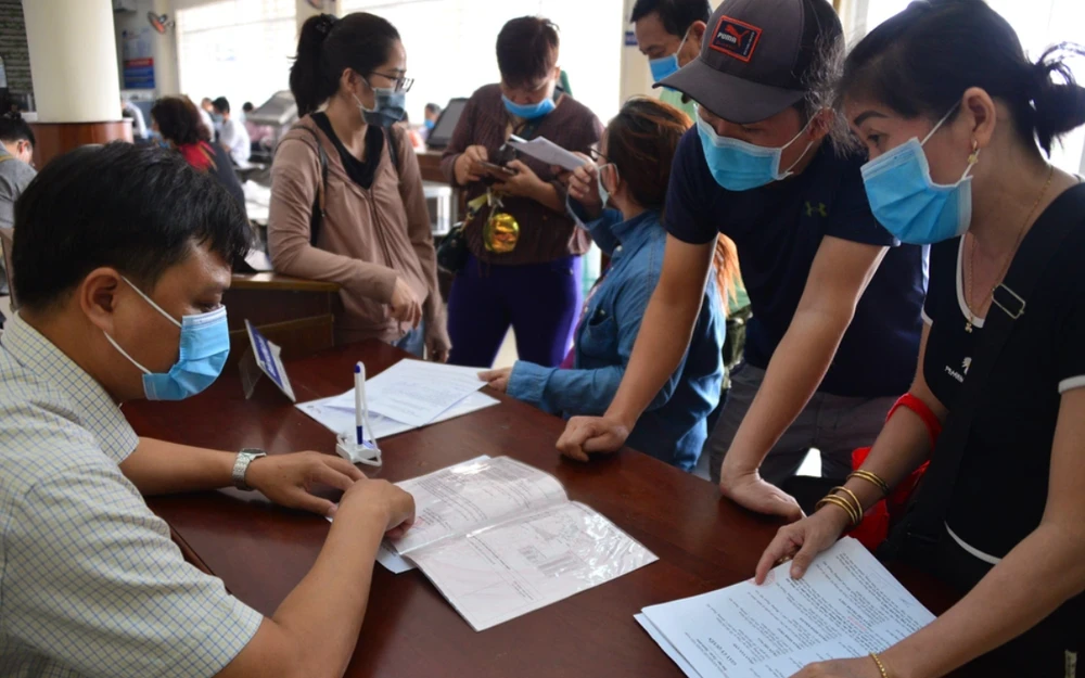 Người dân sẽ giảm thiểu số lần đi lại, thời gian chờ đợi nộp hồ sơ, nhận kết quả. Ảnh: Quang Huy