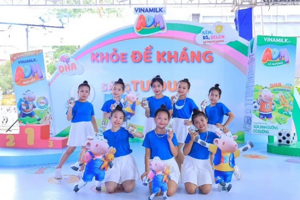 Các sân chơi được trang trí với màu sắc bắt mắt, hình ảnh vui nhộn đã thu hút được rất nhiều các em nhỏ tham quan và chụp hình