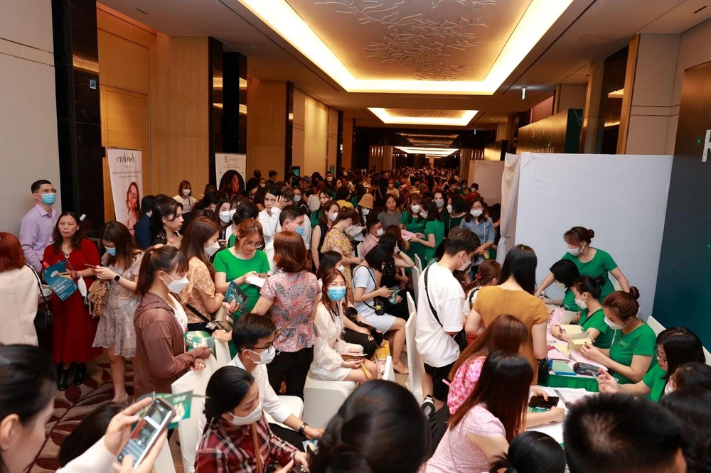 Đại tiệc thẩm mỹ đã thu hút hàng nghìn khách hàng đến tham gia.