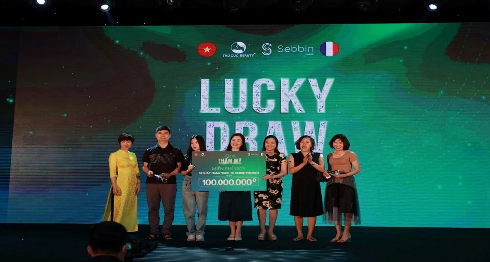 Đại diện Bệnh viện Thẩm mỹ Thu Cúc trao tặng những khách hàng may mắn trúng suất nâng ngực miễn phí trị giá 100 triệu đồng.