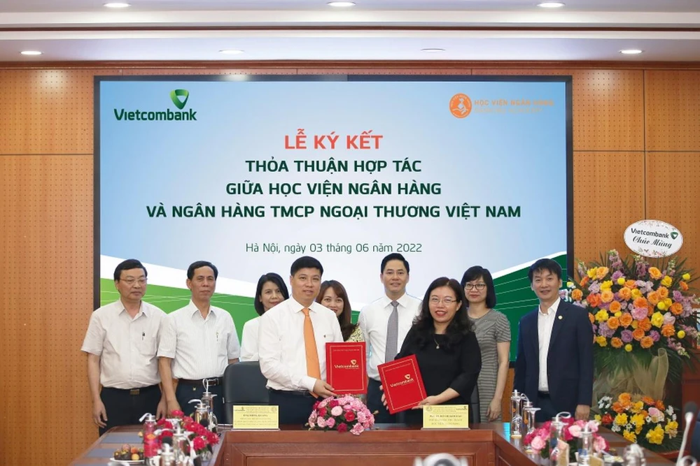 Ông Hồng Quang - Thành viên HĐQT, Giám đốc Khối nhân sự Vietcombank (hàng đầu, bên trái) và PGS.TS Đỗ Thị Kim Hảo - Phó Giám đốc phụ trách Học viện Ngân hàng thực hiện ký kết thỏa thuận hợp tác.