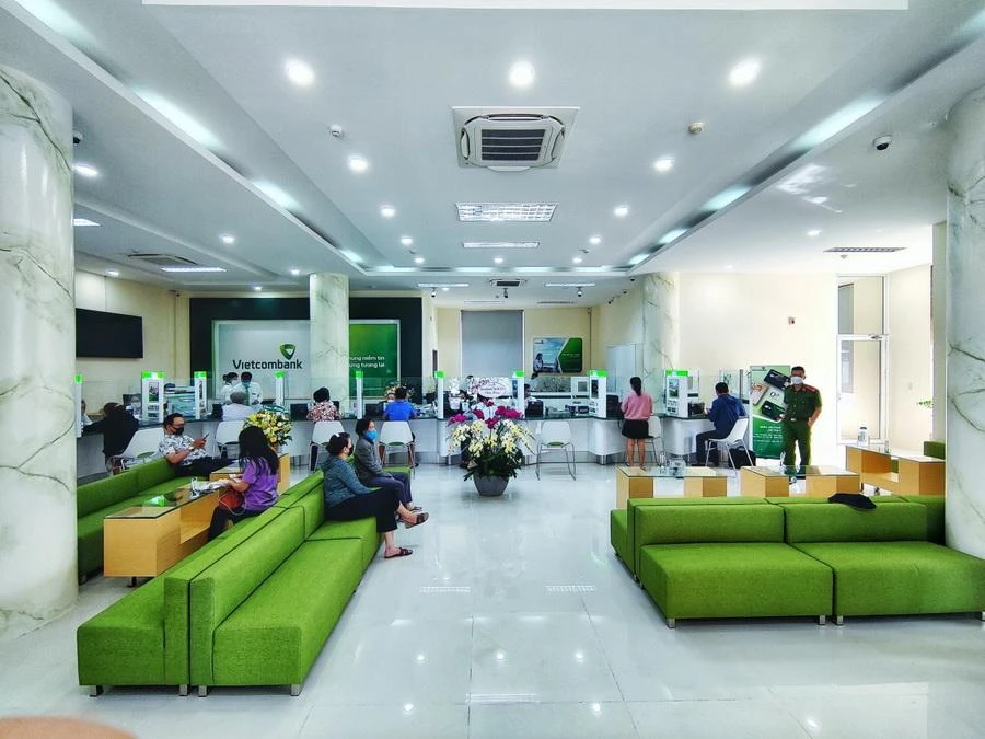 Không gian giao dịch tại trụ sở mới Vietcombank Nha Trang có thiết kế mang đến cảm nhận về một ngân hàng Xanh, thân thiện và gần gũi.