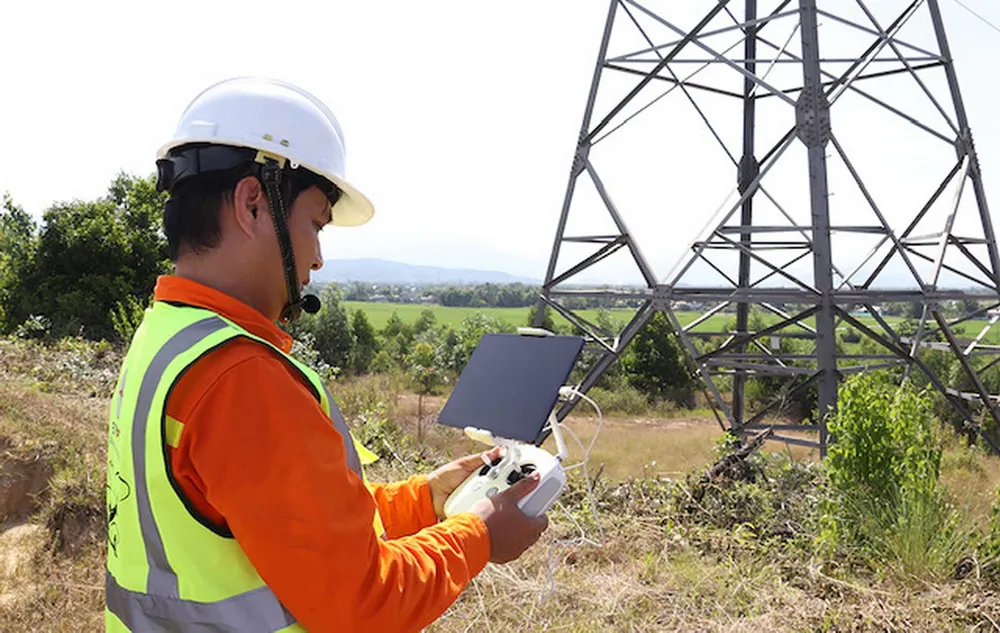 Kỹ sư thao tác ứng dụng AI kết hợp thiết bị bay tự động kiểm tra và phát hiện các bất thường thiết bị lưới điện.