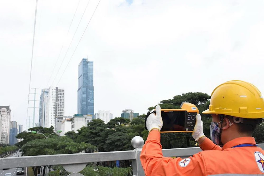 EVNHANOI kiểm tra an toàn hành lang lưới điện. EVNHANOI kiểm tra an toàn hành lang lưới điện.
