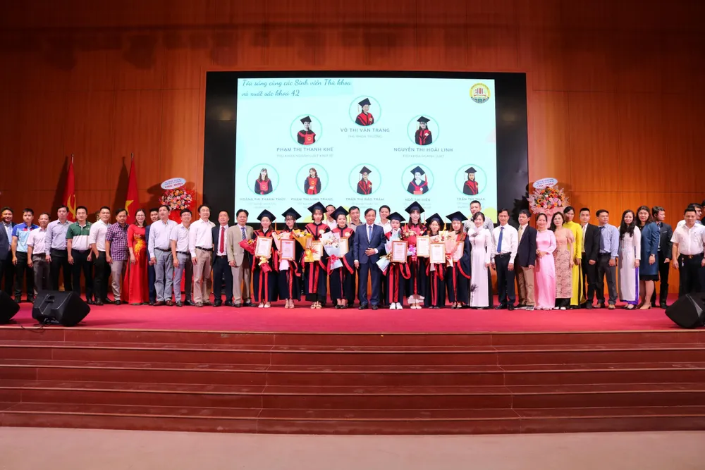 Các tân cử nhân nhận bằng tốt nghiệp.