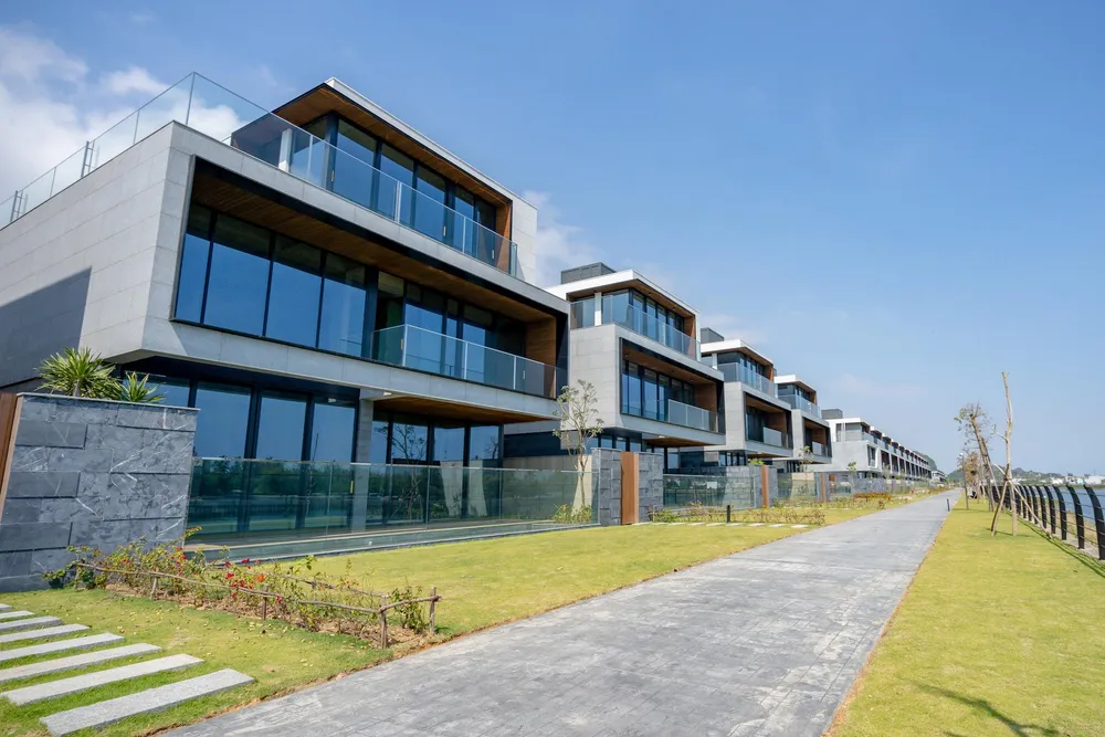 Regal One River - dự án đắt giá thuộc thương hiệu Regal Homes được mệnh danh là Khu villa mặt sông “Đáng sống nhất năm”. Regal One River - dự án đắt giá thuộc thương hiệu Regal Homes được mệnh danh là Khu villa mặt sông “Đáng sống nhất năm”.