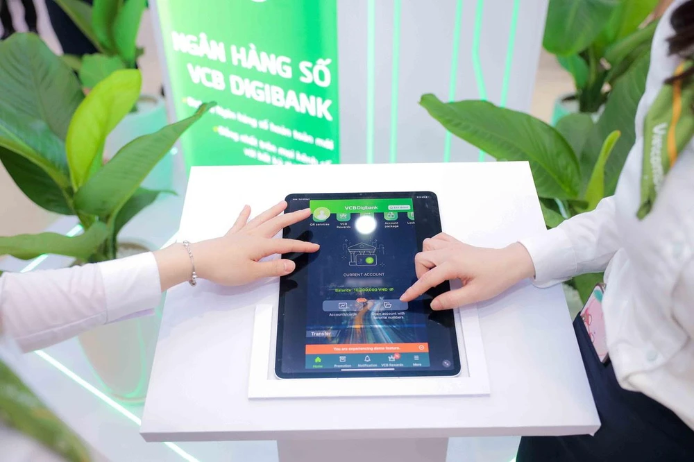 Khách hàng trải nghiệm các dịch vụ ngân hàng số mới nhất tại trụ sở mới Vietcombank Ba Đình.