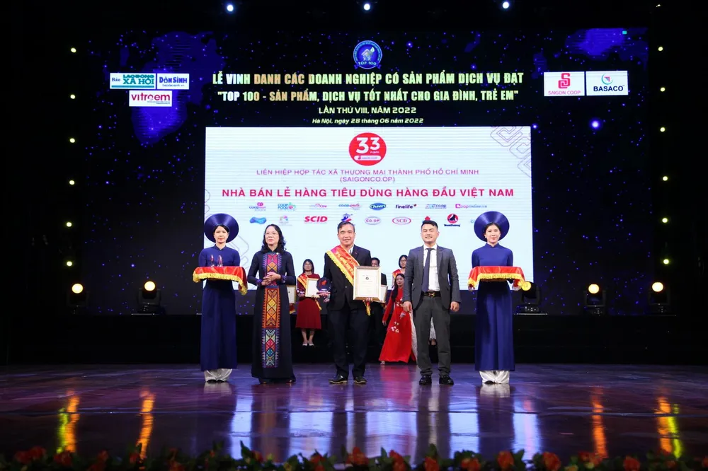 Ông Nguyễn Ngọc Thắng, Giám đốc Khối vận hành hoạt động Co.opmart nhận giải “Top 100 sản phẩm tốt nhất cho gia đình, trẻ em năm 2022” Ông Nguyễn Ngọc Thắng, Giám đốc Khối vận hành hoạt động Co.opmart nhận giải “Top 100 sản phẩm tốt nhất cho gia đình, trẻ em năm 2022”