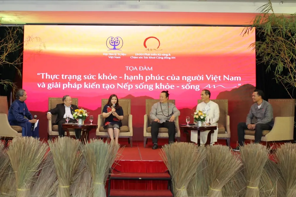 Các chuyên gia chia sẻ về thực trạng sức khỏe – Hạnh phúc của người Việt Nam, đưa ra những giải pháp sống khỏe, sống an. Ảnh: MINH TÂM