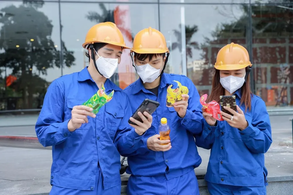 Chương trình khuyến mãi “Xé ngay trúng liền” đang thu hút đông đảo người tiêu dùng tham gia.
