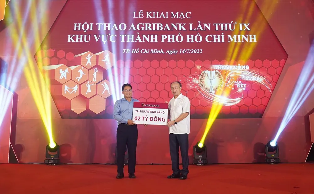 Ông Nguyễn Minh Trí, Thành viên HĐTV, Trưởng Văn phòng đại diện khu vực miền Nam (phải) và ông Phạm Minh Tuấn, Phó Chủ tịch Ủy ban Mặt trận Tổ quốc Việt Nam – TP.HCM trao nhận 02 tỷ đồng cho công tác an sinh xã hội.