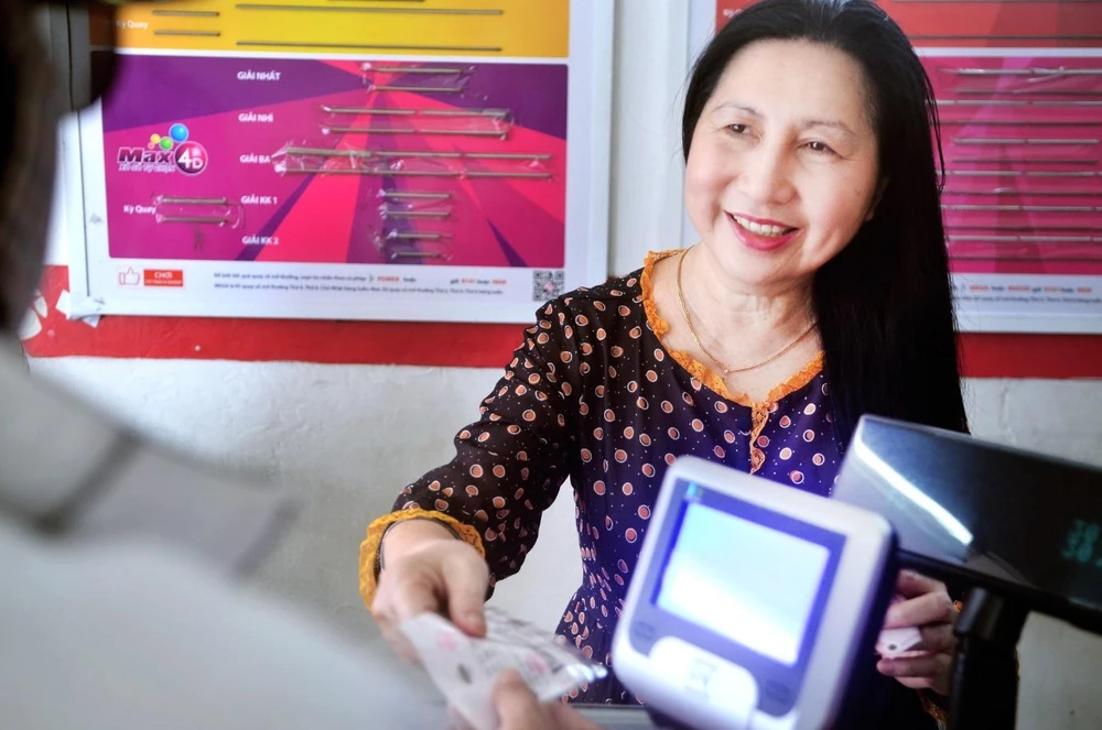 Chủ động bắt chuyện và nụ cười luôn thường trực chính là bí quyết giúp bà Hà có nhiều khách thân quen.