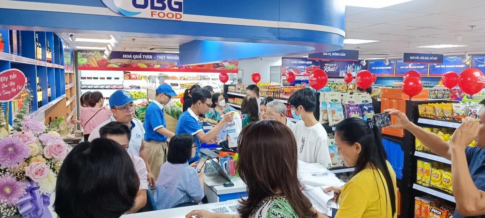 Tại buổi khai trương rất đông khách hàng đến trải nghiệm và mua sắm tại siêu thị UBG Mart 4.0.