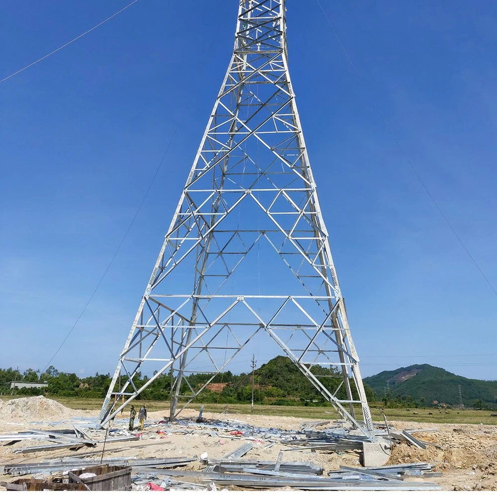 Thi công dựng cột đường dây 500kV mạch 3 đoạn qua địa phận thị xã Kỳ Anh (Hà Tĩnh).