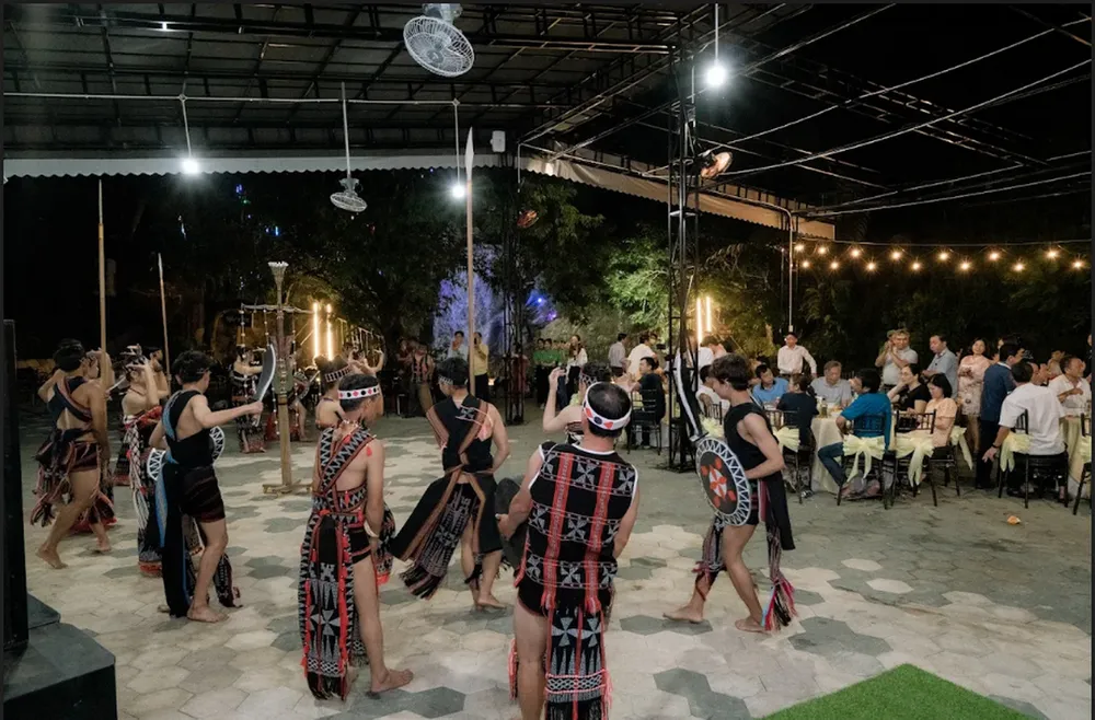 Du khách được hòa mình trong điệu múa “Tung tung ya yá” của đồng bào Cơ Tu tại Cổng trời Đông Giang.