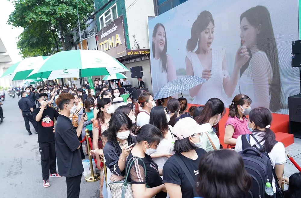 Dòng người xếp hàng dài tham gia sự kiện