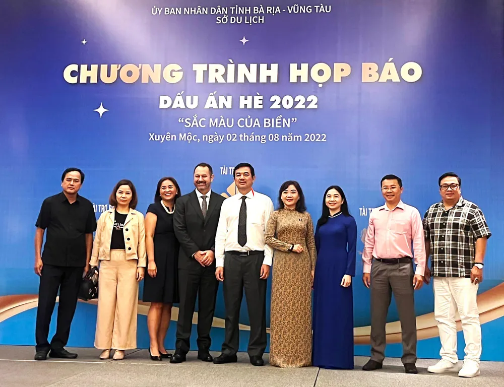Bà Liêu Thị Phượng - Tổng Giám đốc Tập đoàn Charm Group (thứ 4 từ phải qua) chụp hình lưu niệm cùng lãnh đạo Sở và ban tổ chức