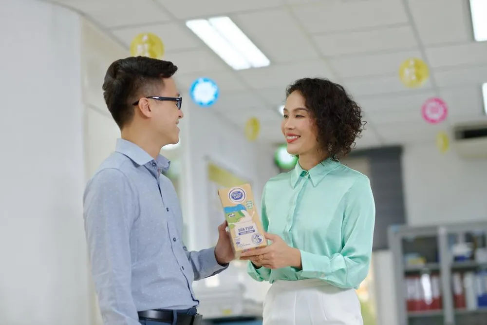 Tiên phong sử dụng bao bì giấy nâu, một sáng kiến mới của Cô Gái Hà Lan trên hành trình thực hiện mục tiêu phát triển bền vững