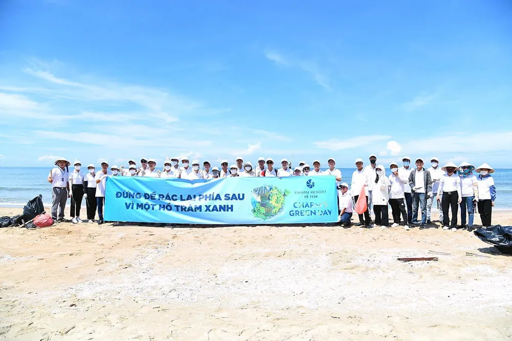 Hoạt động làm sạch bãi biển trong chuỗi sự kiện Charm’s Green Day
