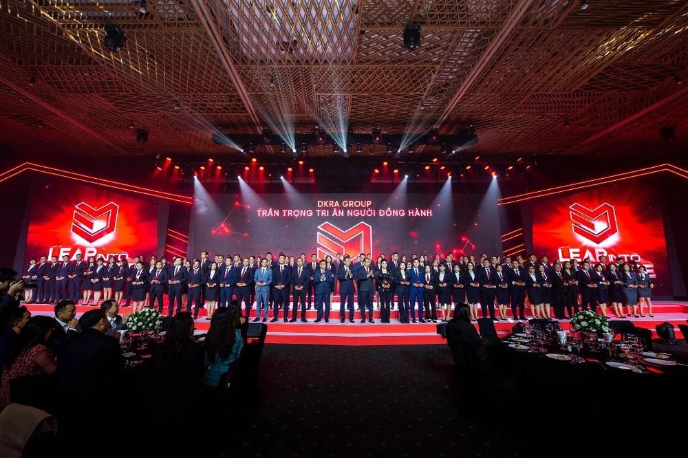 DKRA Group trao kỷ niệm chương tri ân đến nhân viên đồng hành
