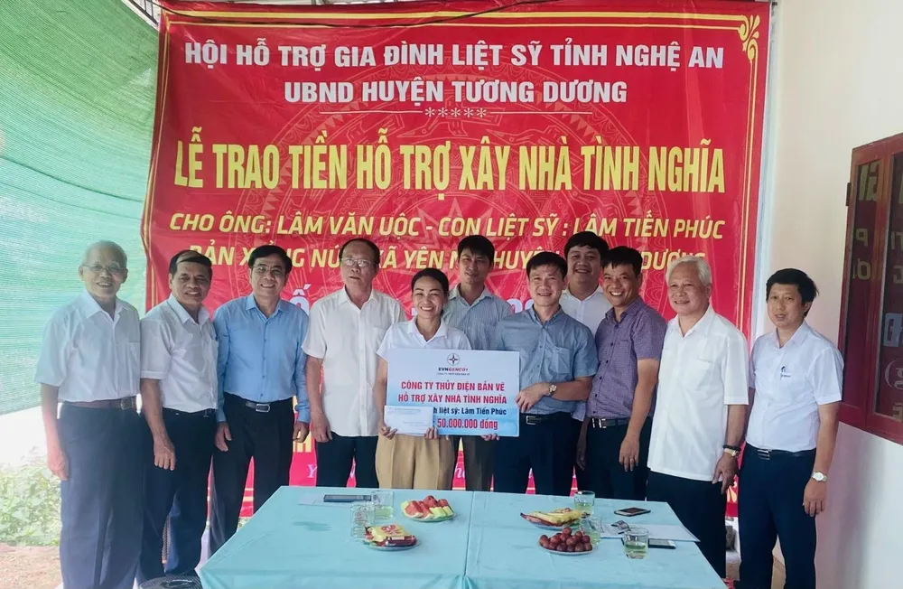 Đoàn trao tiền hỗ trợ xây dựng nhà tình nghĩa