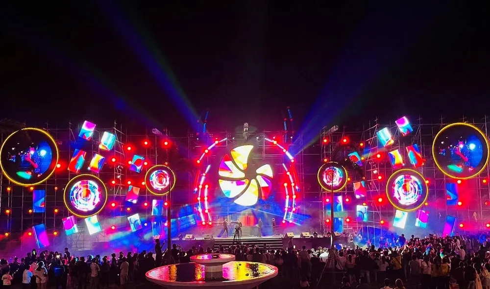 Đại nhạc hội hoành tráng và sôi động hứa hẹn sẽ làm bùng nổ sân khấu Charm Resort Hồ Tràm (Hình minh họa) Đại nhạc hội hoành tráng và sôi động hứa hẹn sẽ làm bùng nổ sân khấu Charm Resort Hồ Tràm (Hình minh họa)