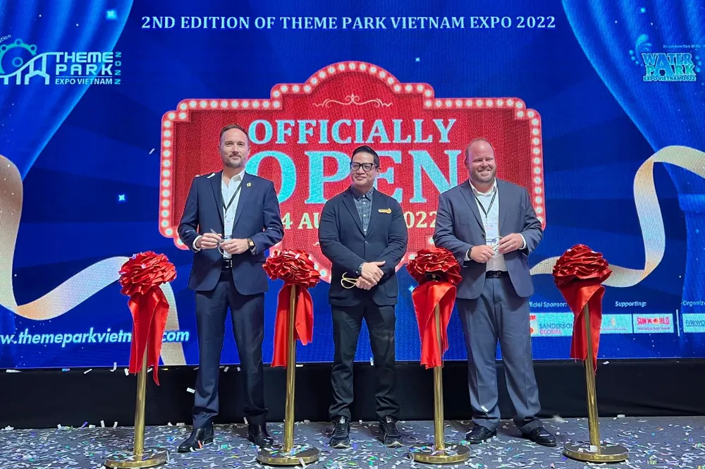 Đại diện Sun World, Fireworks Trade Media và VinWonders (từ trái sang) thực hiện nghi thức cắt băng khai mạc triển lãm. Đại diện Sun World, Fireworks Trade Media và VinWonders (từ trái sang) thực hiện nghi thức cắt băng khai mạc triển lãm.