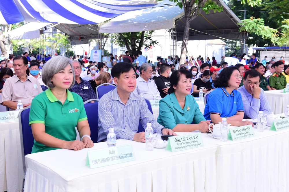 Bà Võ Thị Ngọc Hường - Chủ tịch Công ty Co.op Food cùng các đại biểu tham dự chương trình.