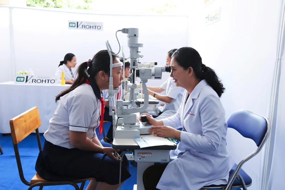 Chăm sóc mắt học đường do Rohto-Mentholatum Việt Nam thực hiện suốt 16 năm