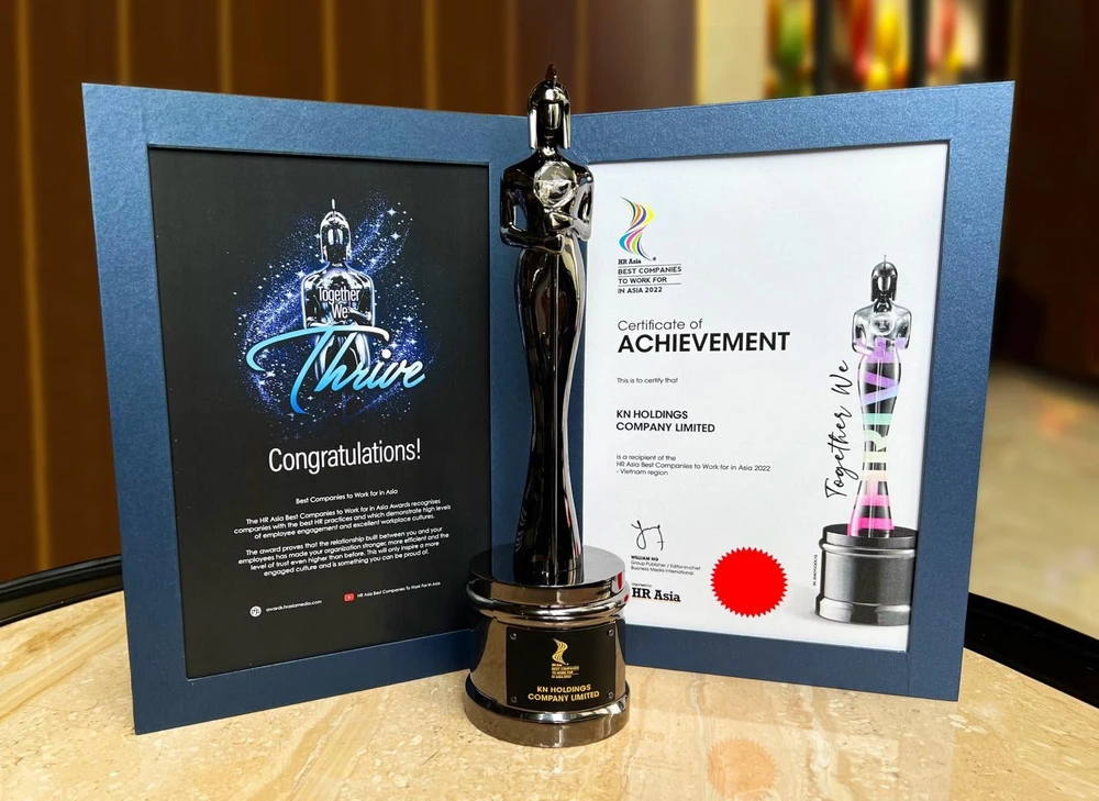 Chứng nhận và cúp Doanh nghiệp có môi trường làm việc tốt nhất tại Châu Á năm 2022 dành cho KN Holdings.