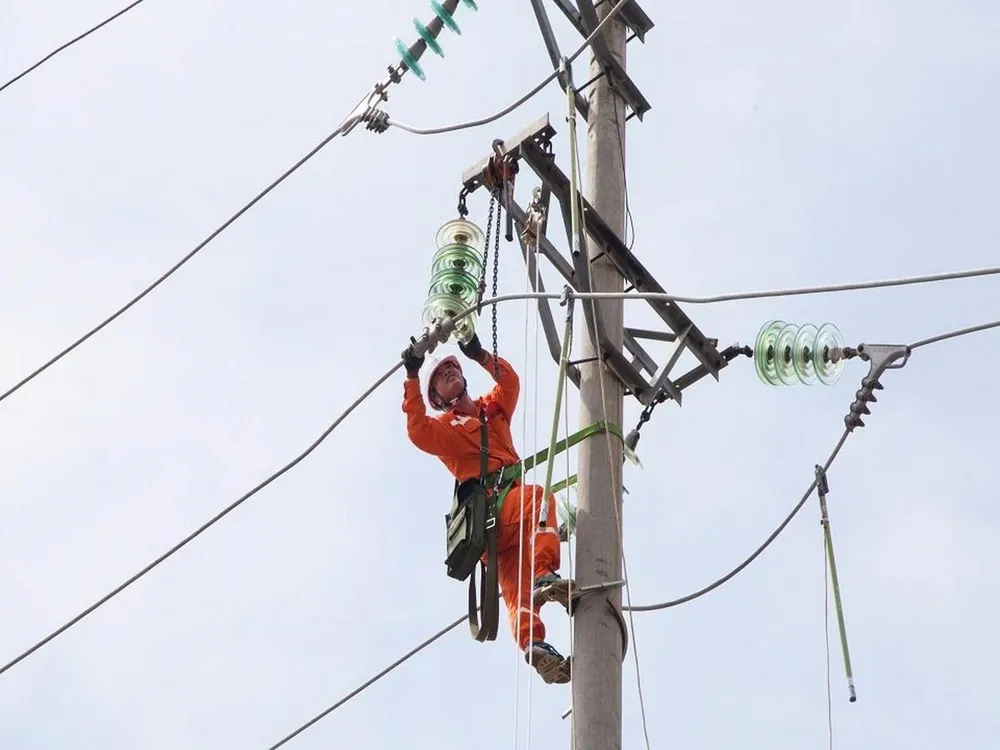 EVNNPC tập trung đầu tư xây dựng các công trình lưới điện, đảm bảo độ tin cậy cấp điện cho khách hàng.