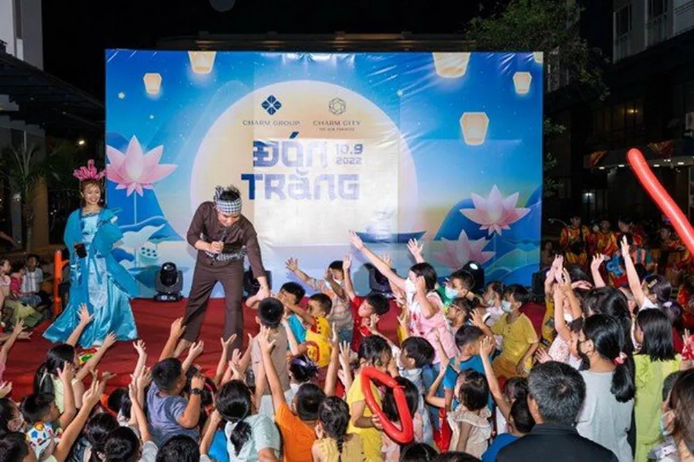 Các em nhỏ “Đón trăng&quot; cùng “chú Cuội, chị Hằng” tại Charm City
