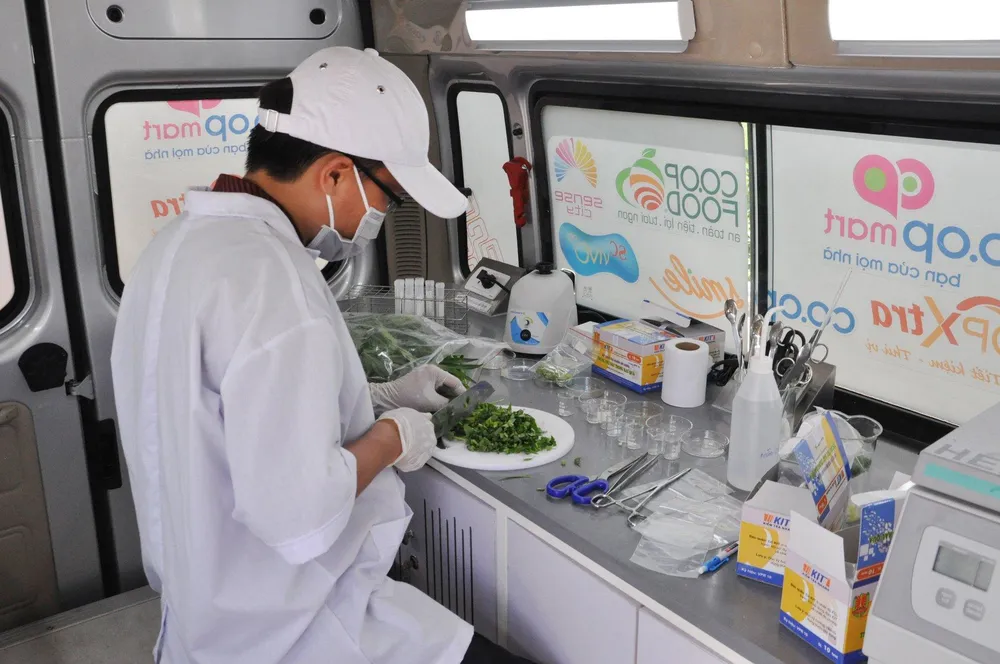 Xe kiểm nghiệm lưu động của Saigon Co.op tiến hành kiểm tra đột xuất tại vườn của nhà cung cấp.