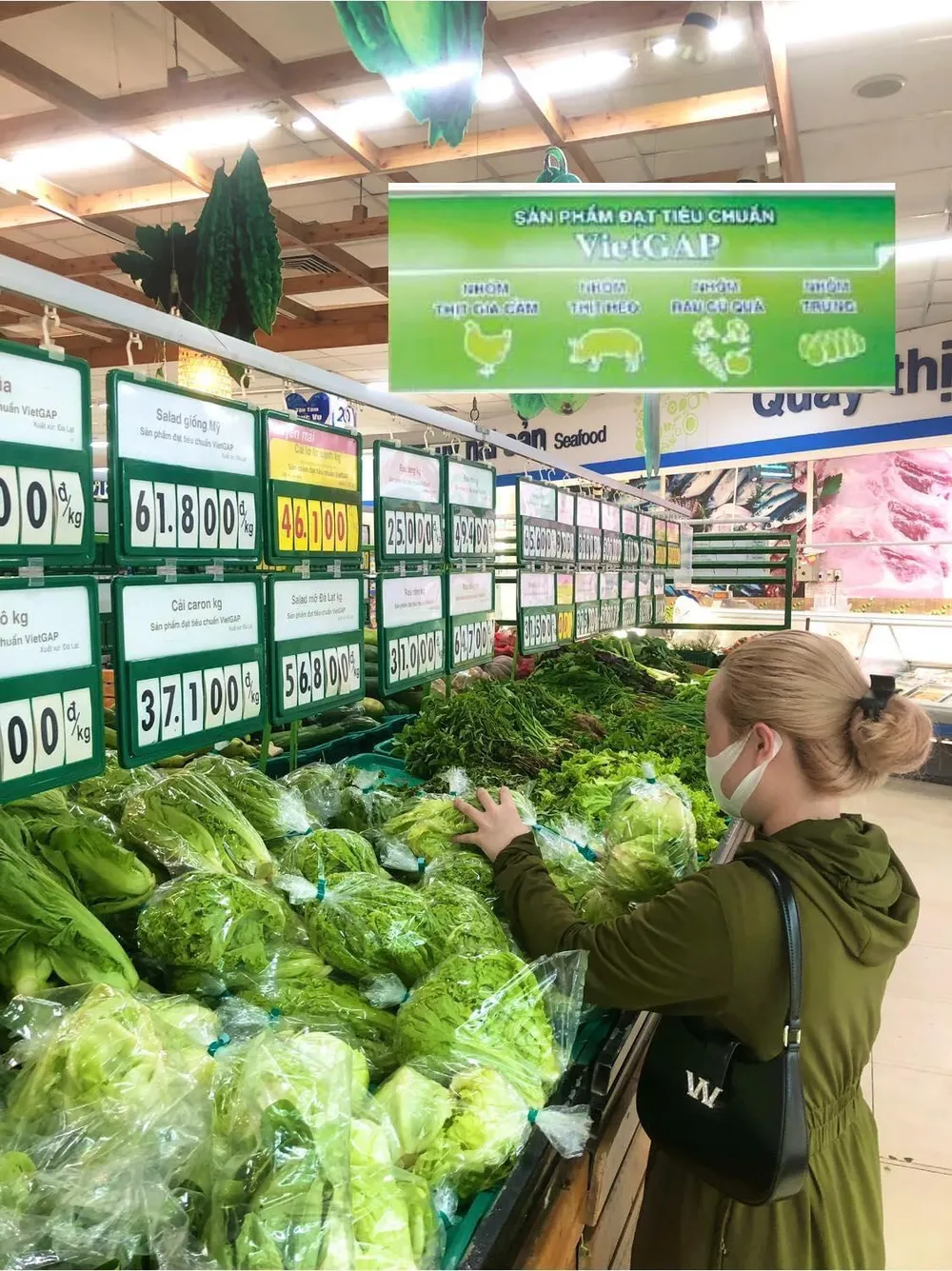 Các siêu thị Co.opmart kiểm tra chặt chẽ để đảm bảo hàng hóa đúng chất lượng đến tay người tiêu dùng.