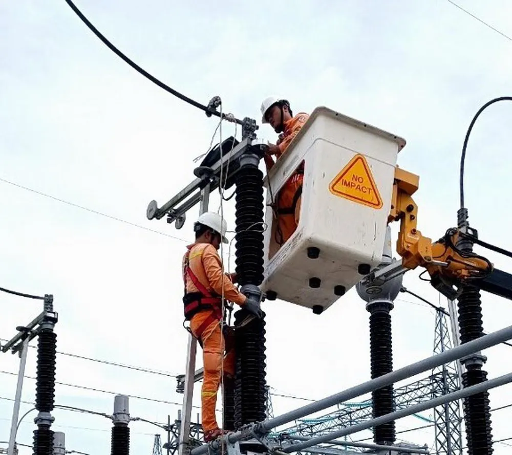 Công nhân truyền tải điện sửa chữa trạm biến áp 220kV Quảng Ngãi sau bão.