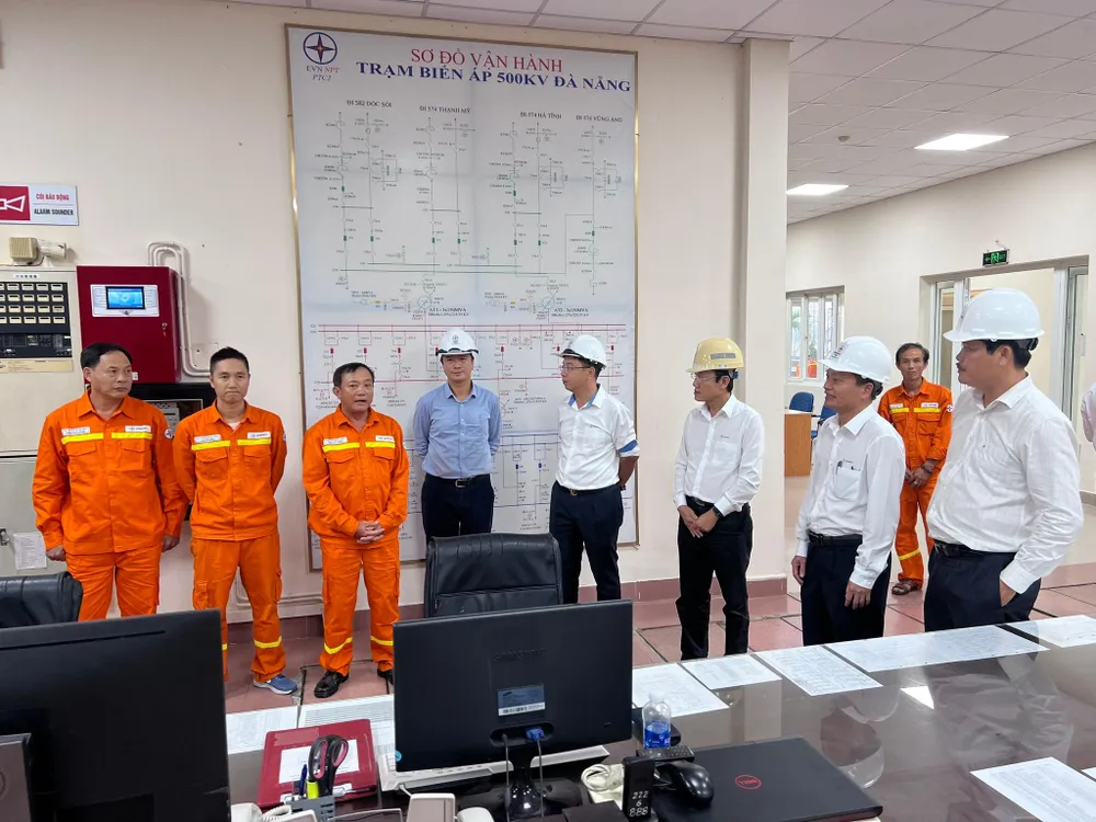Tổng giám đốc Phạm Lê Phú (áo trắng, đứng giữa) kiểm tra tình hình vận hành và phòng chống bão số 4 tại trạm biến áp 500kV Đà Nẵng.