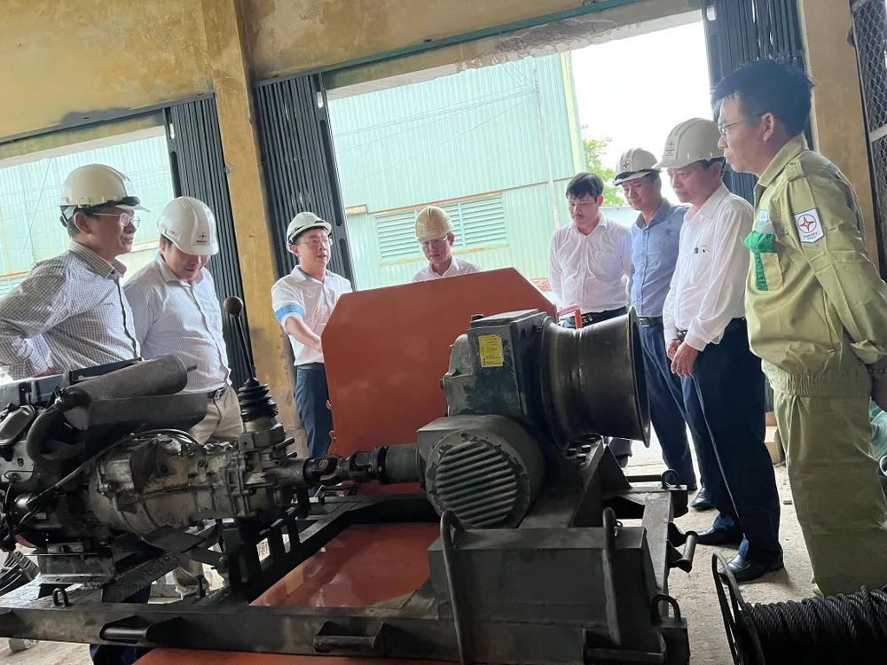 Lãnh đạo EVNNPT, PTC2 kiểm tra công tác chống bão tại một số đơn vị.