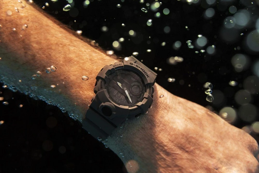 Cách vệ sinh đồng hồ G Shock cần làm sạch đồng hồ thật kỹ với nước
