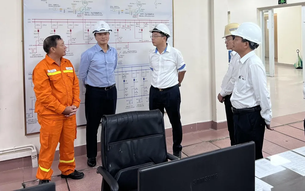 Lãnh đạo EVNNPT kiểm tra tình hình vận hành và phòng chống bão số 4 tại trạm biến áp 500kV Đà Nẵng.