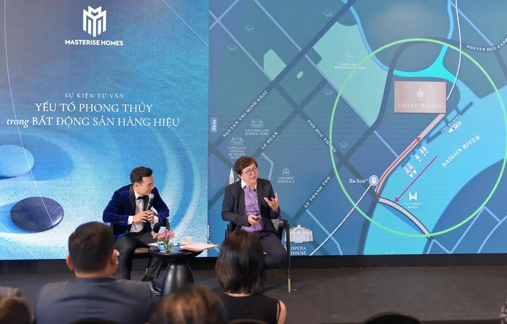 Chuyên gia phong thủy kiêm kiến trúc sư quốc tế Michael Chiang chia sẻ với khách hàng Grand Marina, Saigon trong buổi tư vấn độc quyền. Ảnh: Masterise Homes