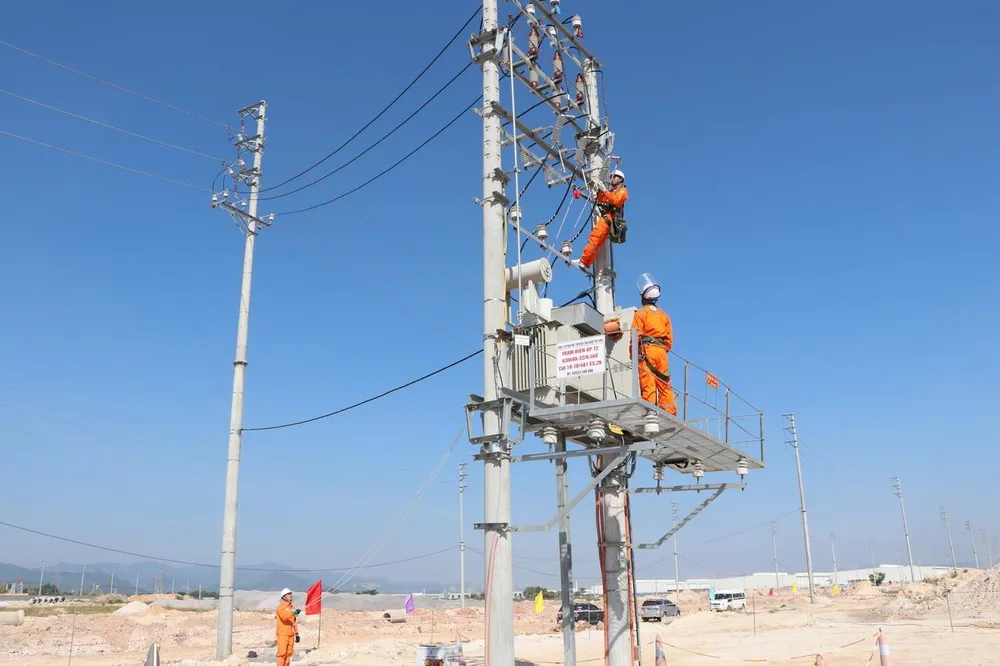 Nhóm nghề quản lý vận hành đường dây và trạm trung, hạ thế thi thực hành.