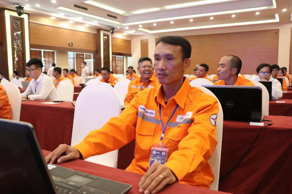 Các thi sinh tham gia thi lý thuyết. Trong ảnh là anh Nguyễn Văn Dương - Đội Quản lý vận hành lưới điện cao thế Bắc Giang.