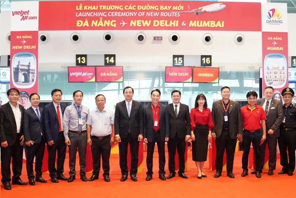 Phó Chủ tịch UBND Thành phố Đà Nẵng Trần Phước Sơn, Tổng cục trưởng Tổng cục Du lịch Nguyễn Trùng Khánh, Thành viên HĐQT Vietjet Nguyễn Anh Tuấn tham dự lễ khai trương hai đường bay kết nối thành phố Đà Nẵng với New Delhi, Mumbai của Ấn Độ.