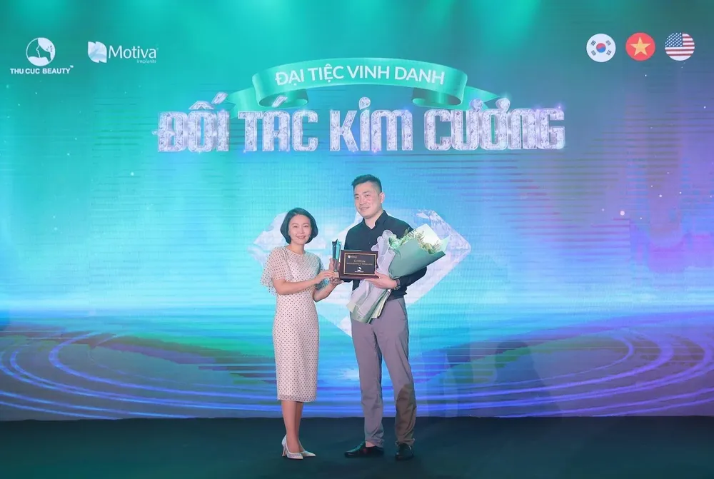 Thu Cúc vinh dự được Motiva – Hãng túi ngực nổi tiếng của Hoa Kỳ vinh danh là Đối tác kim cương lần thứ 2