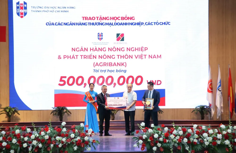Ông Nguyễn Minh Trí – Thành viên HĐTV, Trưởng Văn phòng đại diện Agribank khu vực miền Nam trao tặng 500 triệu đồng cho Quỹ “Học bổng BUH” của Đại học Ngân hàng TP.HCM. Ông Nguyễn Minh Trí – Thành viên HĐTV, Trưởng Văn phòng đại diện Agribank khu vực miền Nam trao tặng 500 triệu đồng cho Quỹ “Học bổng BUH” của Đại học Ngân hàng TP.HCM.